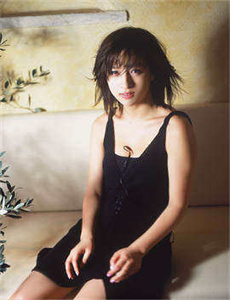《美里麻衣》