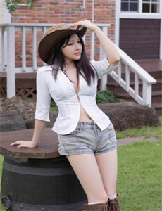 《巨胸美乳中文》
